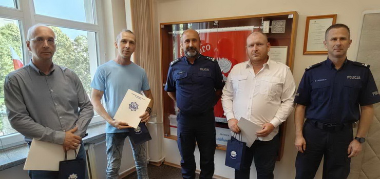 56-latek zachwiał się, wpadł do wody i zaczął tonąć. Na pomoc ruszyli trzej mężczyźni