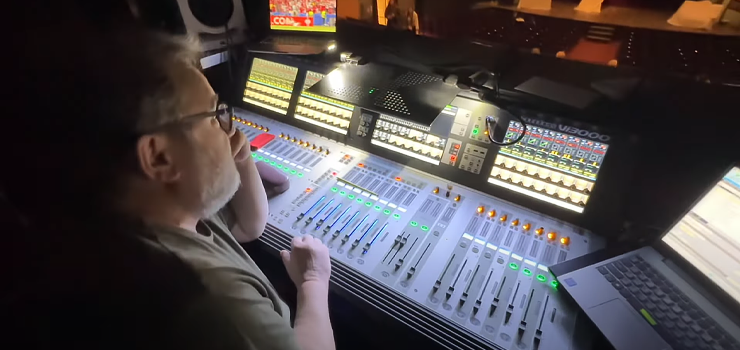 Jak wygląda przygotowanie techniczne na godzinę przed spektaklem? Zobacz film