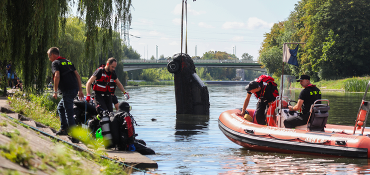 Akcja wydobycia dwóch aut z rzeki Elbląg. Policja chce ustalić właścicieli pojazdów (zobacz zdjęcia)