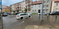 Ulewa nad Elbl�giem. Wiele ulic znalaz�o si� pod wod�