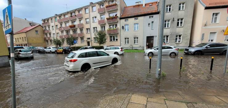 Ulewa nad Elblągiem. Wiele ulic znalazło się pod wodą