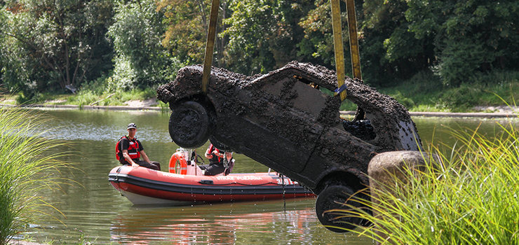Elbląg: Lata temu zgłosili kradzież aut. Policja dotarła do właścicieli fiatów wydobytych z rzeki