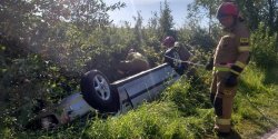 Dachowanie auta. Kierowca i 15-letnia pasaerka trafili do szpitala