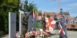 „Chylimy dzi� czo�a przed wszystkimi, kt�rzy tak ofiarnie walczyli o przetrwanie narodu"