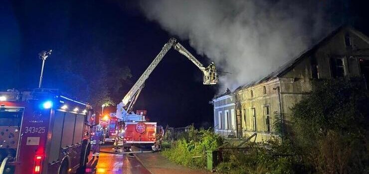 Pożar budynku mieszkalnego. W pogorzelisku znaleziono zwłoki mężczyzny