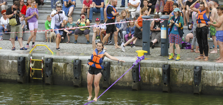 Festiwal Enklawa w Elblągu. Widowiskowe akrobacje na linie (zobacz zdjęcia)