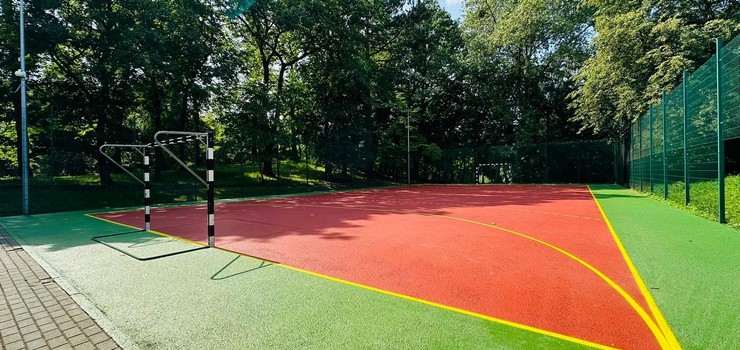 Boisko przy ul. Mazurskiej z nową nawierzchnią