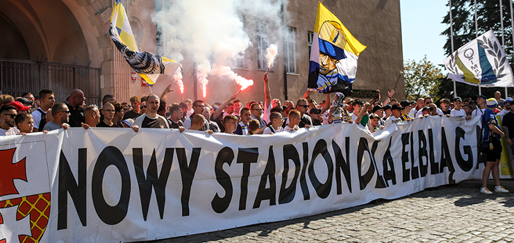 Manifestacja kibiców przed Ratuszem. "Nie chcemy z nikim wojować, chcemy budowy stadionu" (zdjęcia)