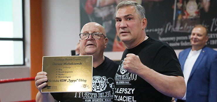 Dariusz Michalczewski oficjalnie przekazał ring dla KSW Tygrys. "Wejście na taki ring to coś wyjątkowego"