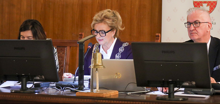 Miasto podgrzeje murawę na stadionie. Nad czym jeszcze obradowali radni?