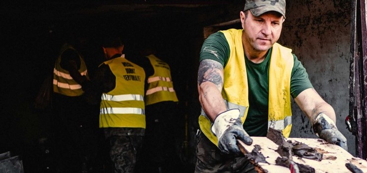 Święto WOT inne niż zwykle. Terytorialsi pomagają powodzianom