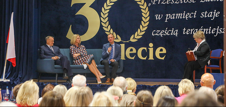 "Jesteśmy szkołą, której społeczność ma wyjątkowe patrzenie na świat". Za nami 30-lecie IV LO - zobacz zdjęcia