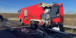 Wypadek na S7. Zderzenie ci�ar�wki i wozu stra�ackiego