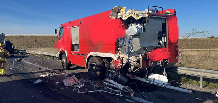 Wypadek na S7. Zderzenie ciężarówki i wozu strażackiego