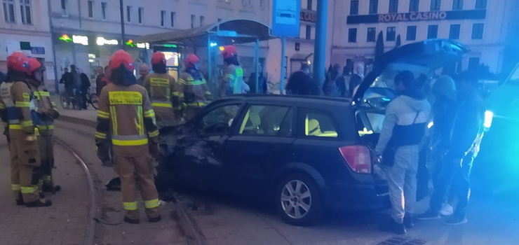 Uwaga! Utrudnienia przy pl. Słowiańskim, samochód zderzył się z tramwajem
