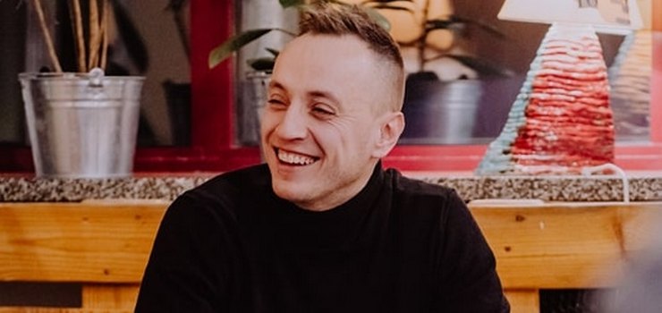 O zapaści społeczno-ekonomicznej małych i średnich miast: spotkanie autorskie z Markiem Szymaniakiem