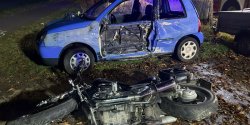 Zderzenie auta z motocyklem. Dwie osoby z licznymi obraeniami trafiy do szpitala