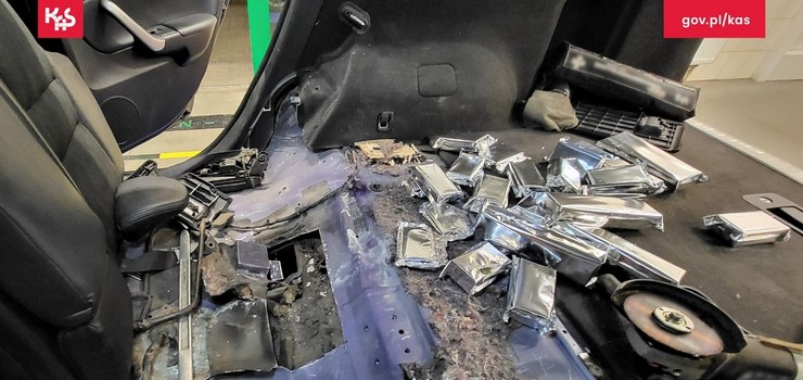 Zbiornik paliwa wypełniony papierosami