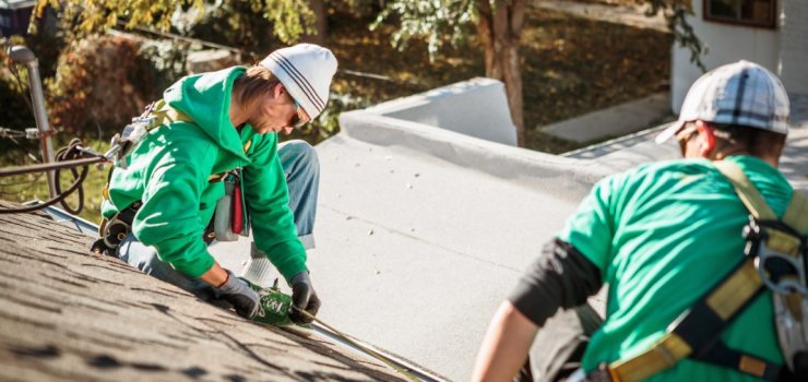 Fachowiec gotowy do pracy na wysokości – na czym polega praca dekarza?