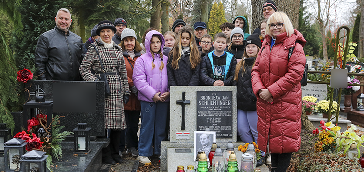 Grób weterana z symboliczną tabliczką. Uhonorowano płk Bronisława Schlichtinera (zobacz zdjęcia)