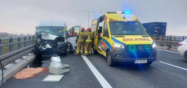 Zderzenie busa z wojskową ciężarówką na S7