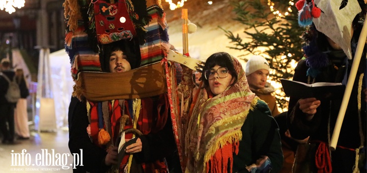 "Wędrowcy-Kolędnicy" na ulicy. Elbląski Jarmark Bożonarodzeniowy (zdjęcia)