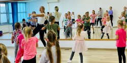 Aktywna zabawa i rozw�j w rytmie muzyki