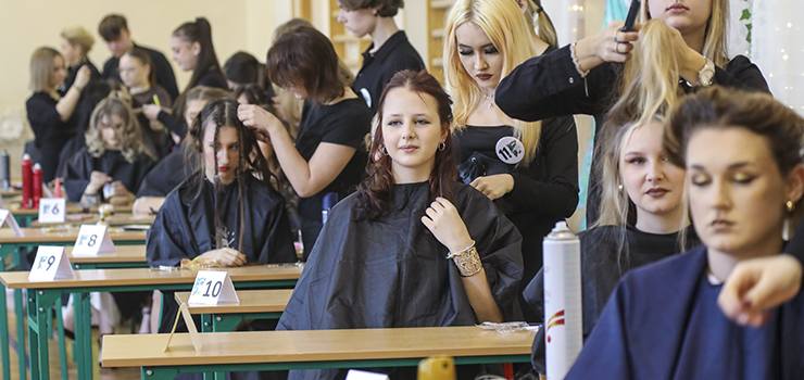 Boskie fryzury, królewskie stylizacje. Za nami konkurs "Super Fryzjer ZSISiU" (zobacz zdjęcia)