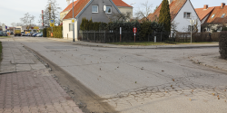 Droga i chodniki zniszczone przez pojazdy budowlane. Kiedy zostaną naprawione?