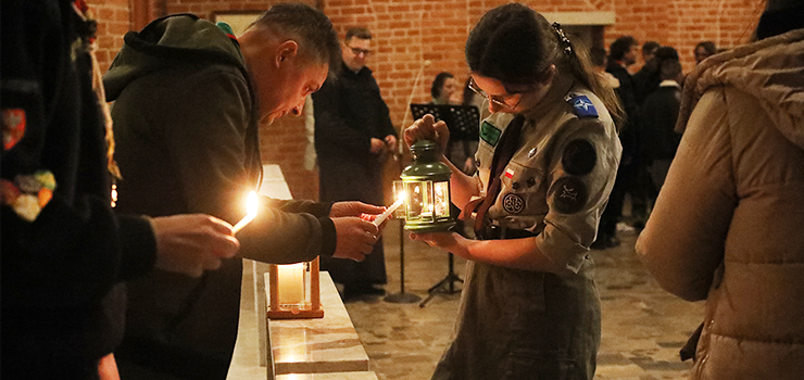 Betlejemskie Światło Pokoju dotarło do Elbląga. "Symbol troski, czynienia świata lepszym" - zobacz zdjęcia