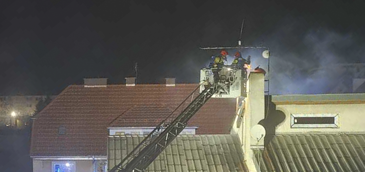 Pożar na Krakusa. „Z komina wydobywał się ogień” - zobacz filmy