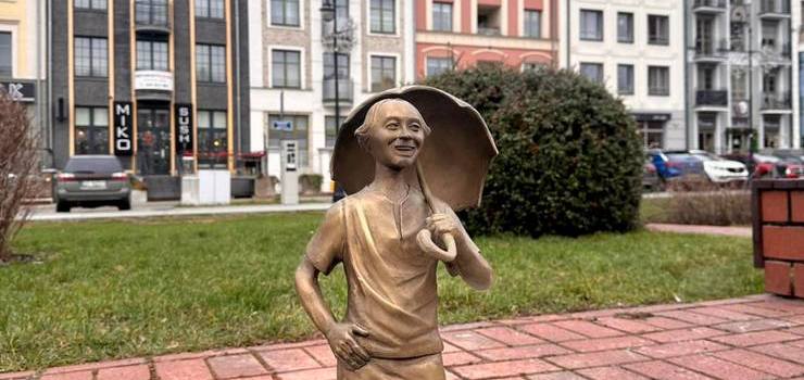 Elbląg: Listonosz, archeolog, zakonnik... Na Starym Mieście stanęły nowe Piekarczyki