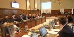 Elbl�g: Radni przyj�li historyczny bud�et miasta. Czym jeszcze zajmowano si�na przed�wi�tecznej sesji?