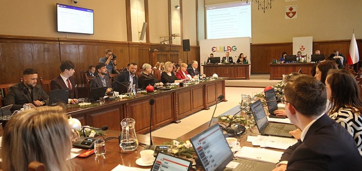 Elbląg: Radni przyjęli historyczny budżet miasta. Czym jeszcze zajmowano się na przedświątecznej sesji?