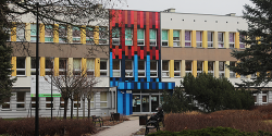 Coraz wi�cej uczni�w je�dzi do szko�y rowerem. Czy wszystkie plac�wki s� do tego przygotowane?