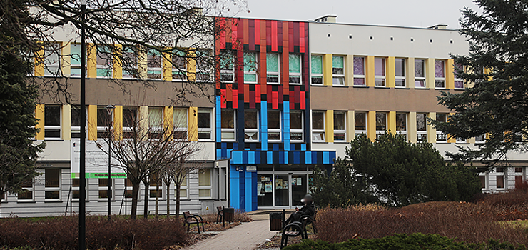 Coraz więcej uczniów jeździ do szkoły rowerem. Czy wszystkie placówki są do tego przygotowane?