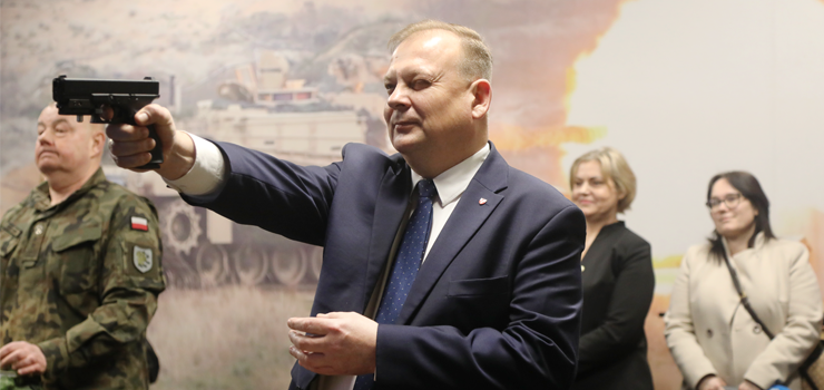 Elbląg: "Ekonomik" ma wirtualną strzelnicę. Młodzież nauczy się posługiwania bronią (zdjęcia)