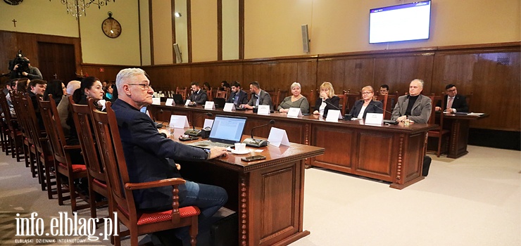 Elbląg: Ekspresowa sesja nadzwyczajna. Będzie więcej pieniędzy na podgrzanie murawy