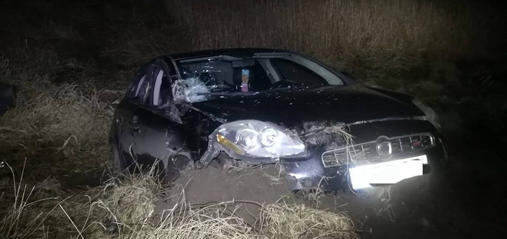 Mazurska: Pijany 18-latek zjechał z drogi, dwójka pasażerów trafiła do szpitala