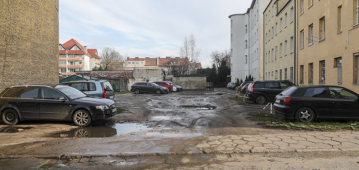 Mieszkańcy al. Grunwaldzkiej apelują o pomoc: Właściciele obcych pojazdów często dokonują tzw. „obcierek”