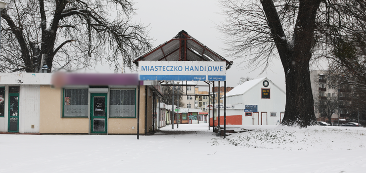 Miasteczko handlowe przy czołgu stało się niebezpieczne dla przechodniów. „Tu bardzo łatwo o złamaną rękę lub nogę”