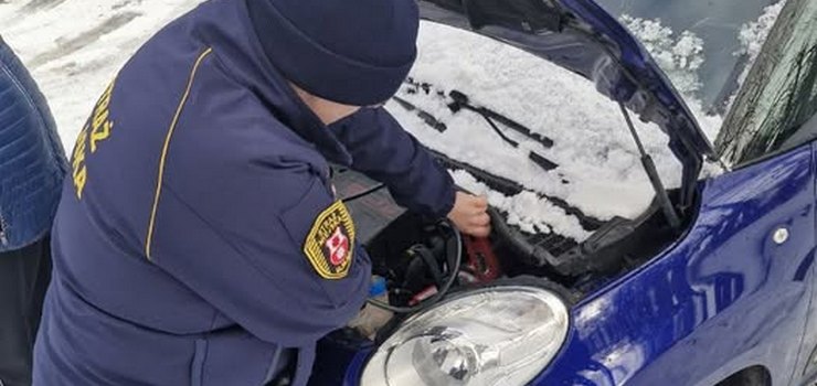 Elbląg: Strażnicy miejscy pomagają odpalić auta