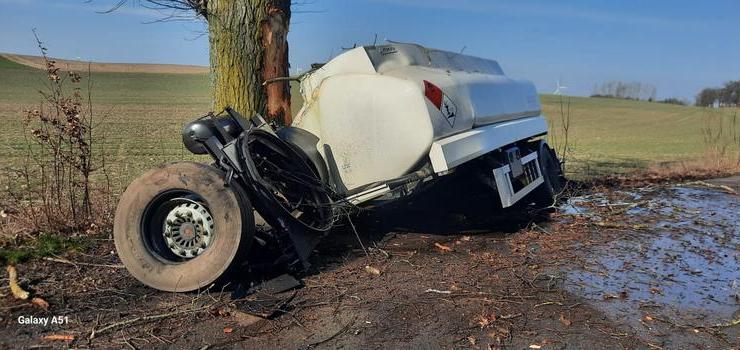 Cysterna uderzyła w drzewo. Doszło do wycieku oleju napędowego