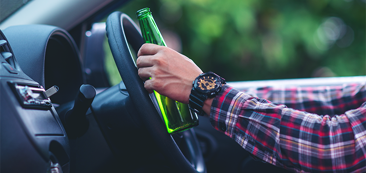 Wypadki pod wpywem alkoholu czciej powoduj modzi kierowcy. Sytuacj poprawiaj kontrole prdkoci oraz trzewoci