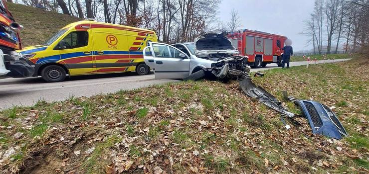 Czołowe zderzenie dwóch aut w Nadbrzeżu. Trzy osoby w szpitalu. Droga jest zablokowana!
