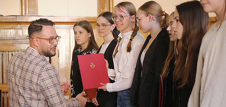 199 uczniw otrzymao stypendia. czna kwota grantw wyniosa prawie 60 tys. z