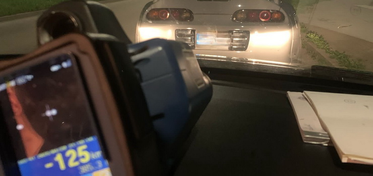 150 pojazdów na nieformalnym zlocie na Modrzewinie. Policjanci wystawiali mandaty