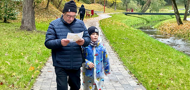 Rodzinna gra w Parku Dolinka
