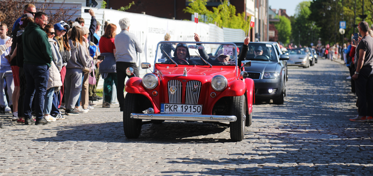 Elbląg: Parada kabrioletów ulicami Starego Miasta. "To najpiękniejsze auta" (zobacz zdjęcia)