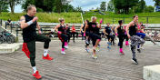 Rozgrzewająca zumba na placu Jagiellończyka